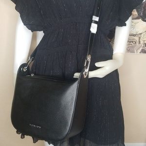 barlow medium pebbled leather messenger